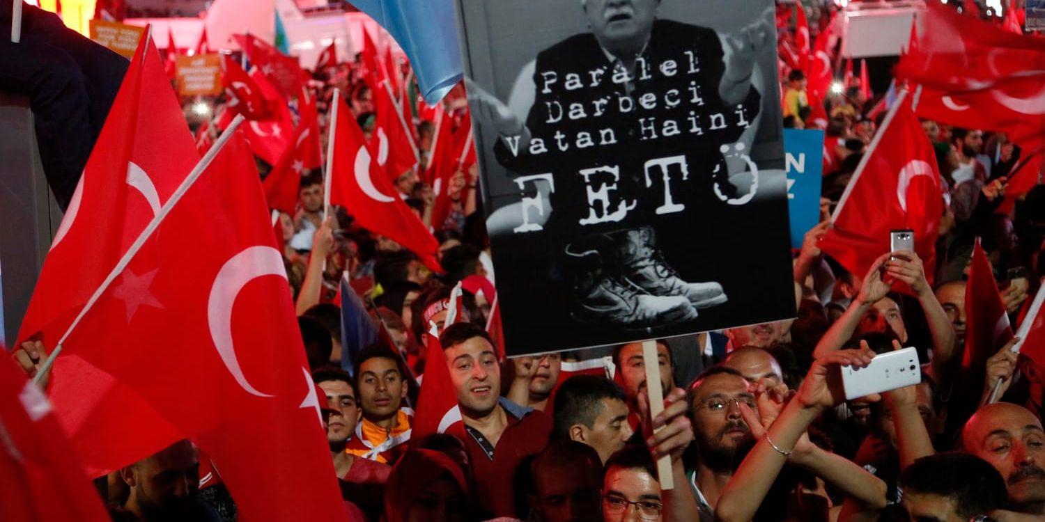 Demonstration i Ankara i veckan till stöd för president Recep Tayyip Erdogan där supportrarna pekar ut Fethullah Gülen som skyldig till kuppen. Arkivbild.