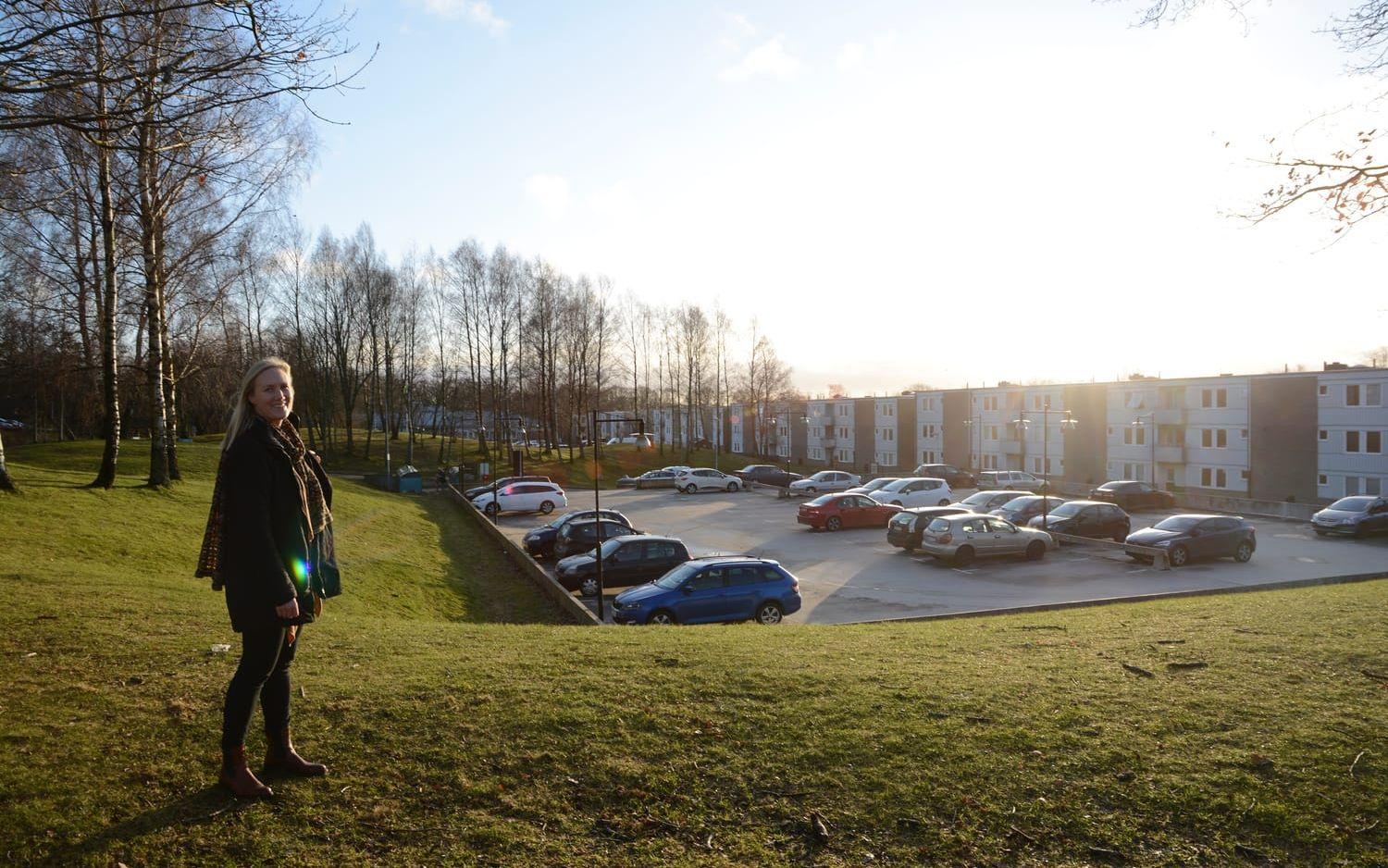 Anna Olá, fastighetsutvecklingschef på Förbo, visar området i Säteriet som bolaget har planer på att utveckla. Bild: Karina Hansson