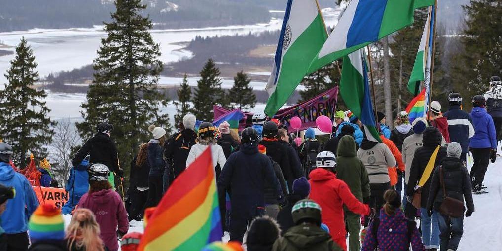 Omkring 200 personer deltog i Prideparaden under Åre Winter Pride i april i år - den första regnbågsfestivalen någonsin i byn. Deltagarna tågade ner längs Åreskutan till fots och på skidor.