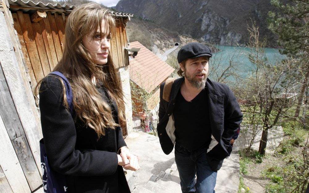 På besök i Bosnien 2010, där UNHCR-ambassadören Jolie ska belysa flyktingsituationen. Foto: Amel Emric/AP/TT.