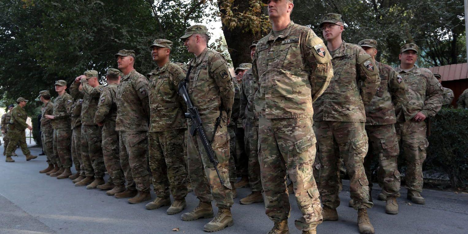 Amerikanska samt soldater från andra Nato-länder deltar i en ceremoni i Kabul den 11 september. Arkivbild.