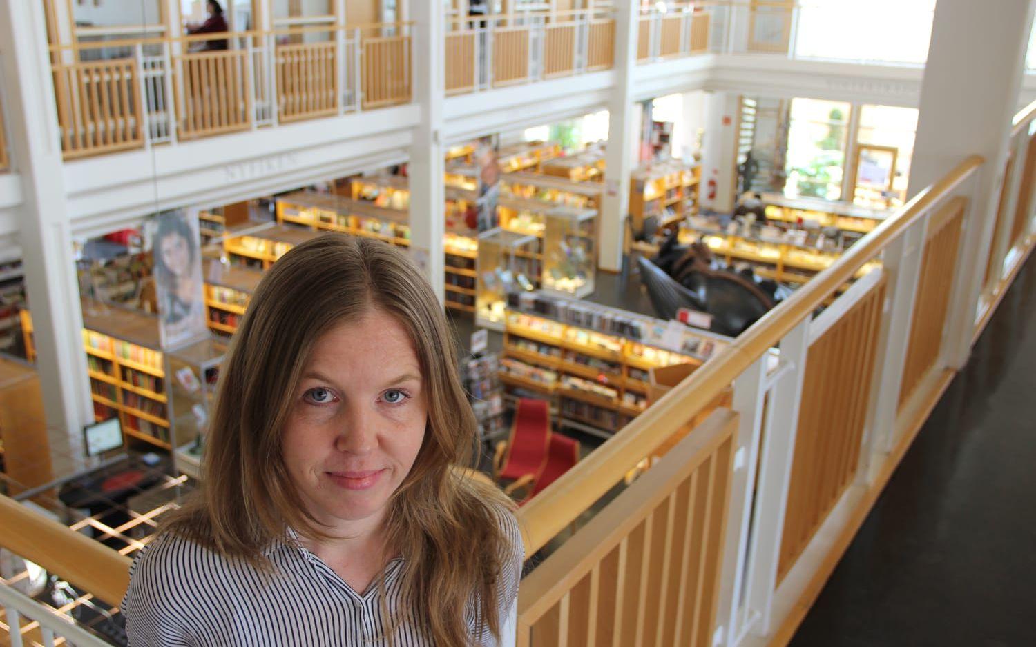 Bokfyllt. Lisa Sjödin i Kulturums bibliotek. Bild: Martin Björklund