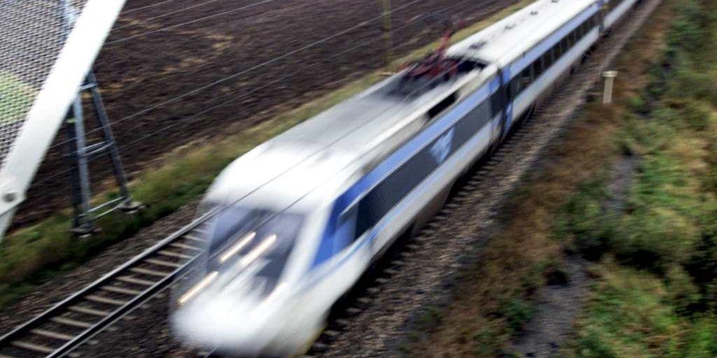 Att bygga ny järnväg anses inte vara lönsamt, enligt Kapacitetsutredningen, när målet egentligen borde vara att enligt fransk modell slopa nya stora investeringar i väg och i huvudsak satsa på järnväg, skriver debattörerna.
