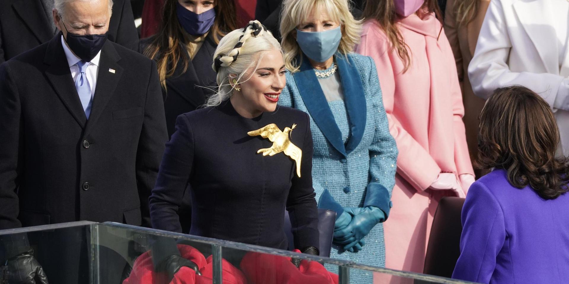 Artisten Lady Gaga flankerad av presidentparet Joe och Jill Biden.