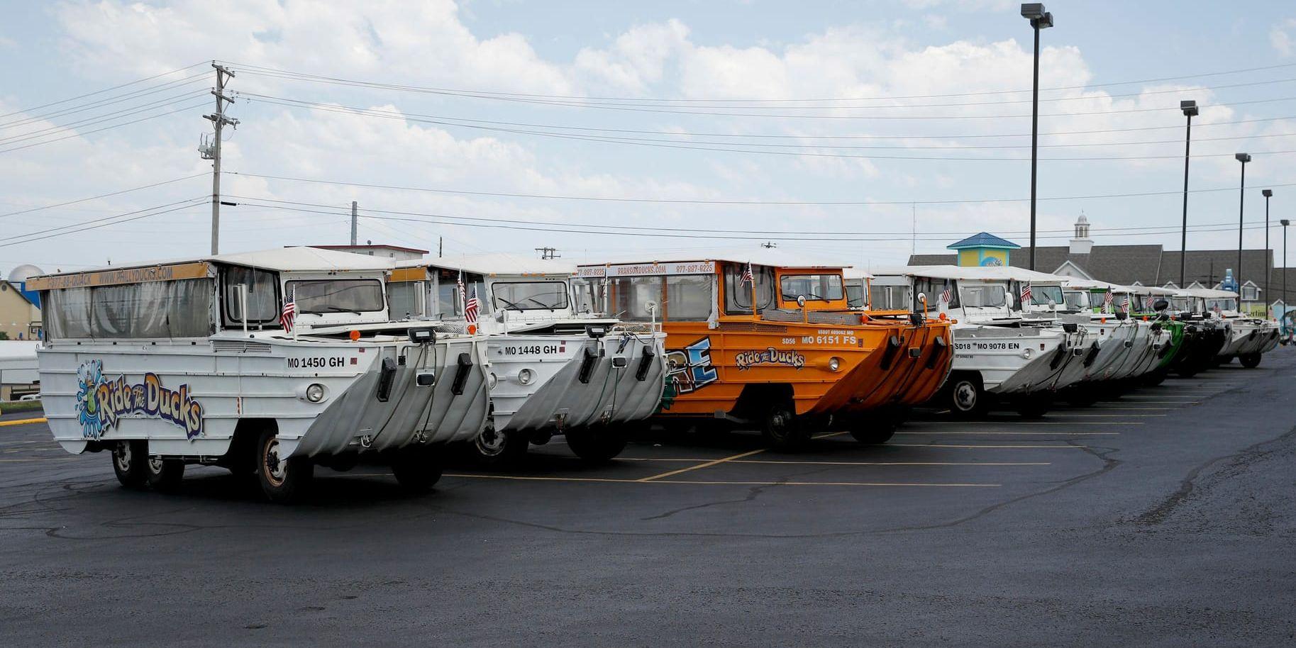Andra fordon av samma typ som det förolyckade, hos företaget Ride the Ducks i Branson, Missouri.