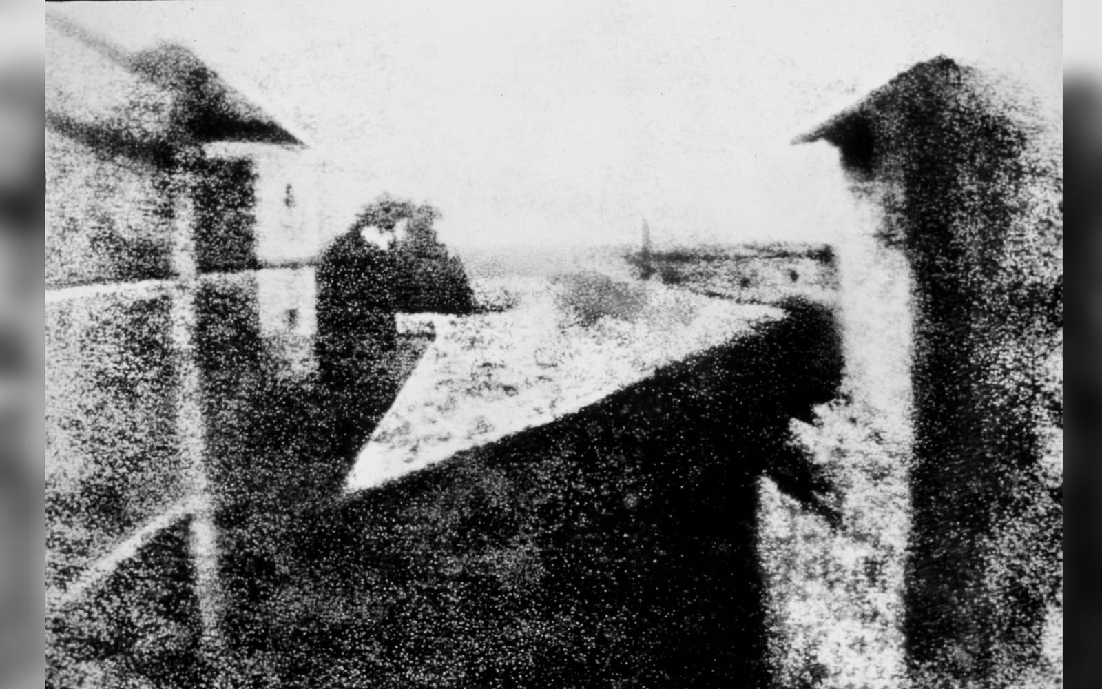 <strong>VÄRLDENS ÄLDSTA FOTO.</strong> Joseph Nicéphore Niépce anses vara den som lyckades ta det första varaktiga fotografiet. han tog fotot genom sitt fönster i Le Gras år 1826.