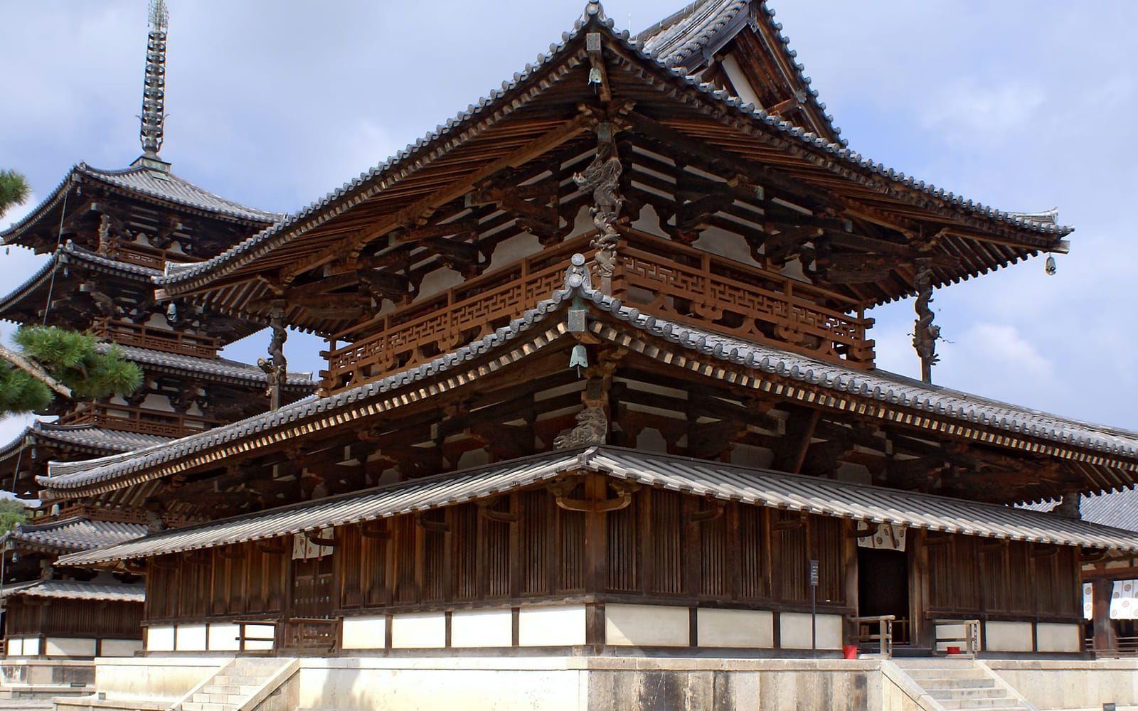 <strong>VÄRLDENS ÄLDSTA TRÄBYGGNAD.</strong> Buddisttemplet Horyu-ji i Japan anses ha några av de äldsta träbyggnaderna i världen. Templet byggde byggdes 607 men byggdes upp på nytt efter en brand 670. Foto: Wikipedia