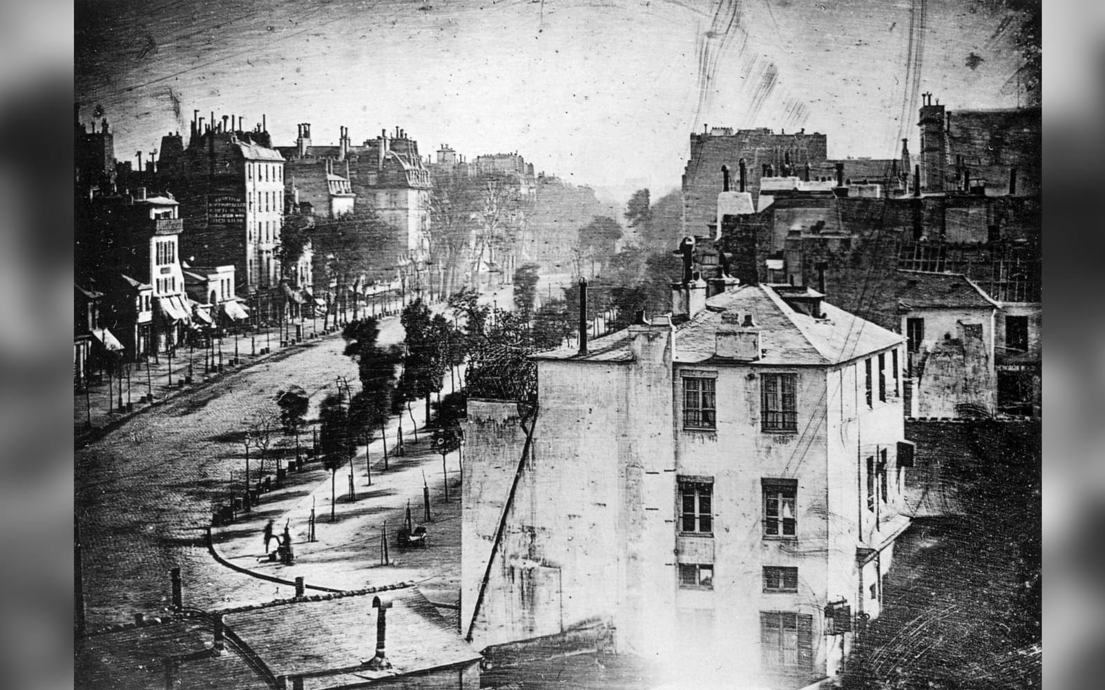 <strong>VÄRLDENS ÄLDSTA FOTO AV EN PERSON.</strong> Louis Daguerre tog världens första fotografi av en person år 1838. Bilden visar en gatan Boulevard du Temple i Paris men eftersom det krävdes flera minuters exponering fastnade bara en person på foto.