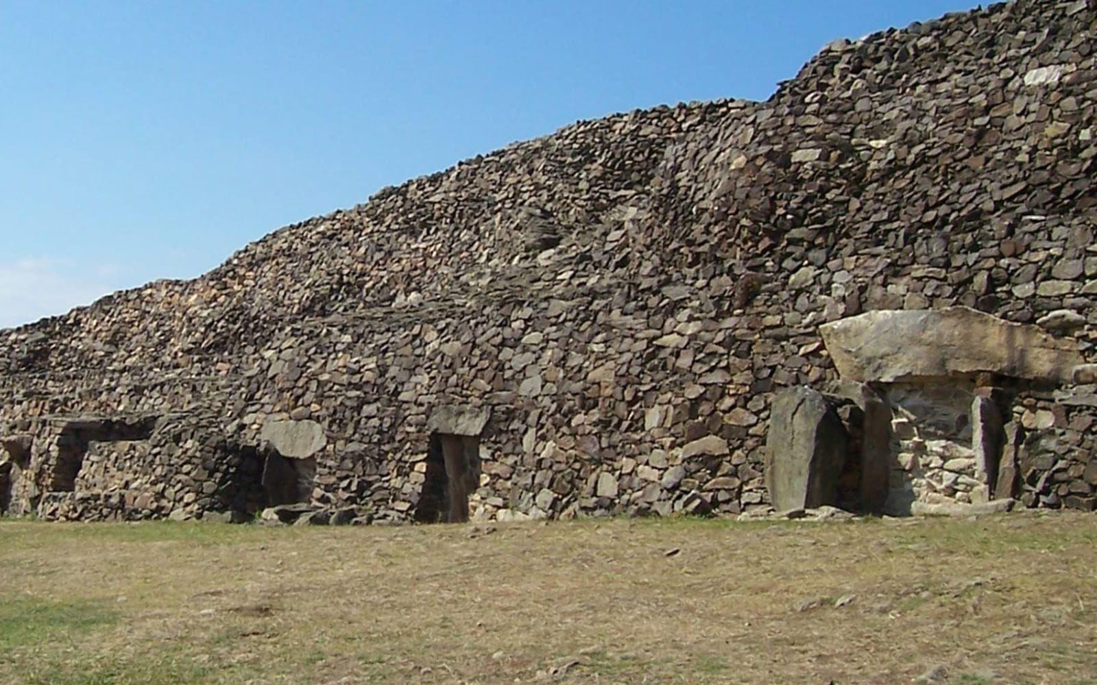 <strong>VÄRLDENS ÄLDSTA BYGGNAD.</strong> Stenkammargravarna i Barnenez i franska Bretagne uppfördes för cirka 4800 till 4500 år sedan. Det är två tusen år innan pyramiderna.