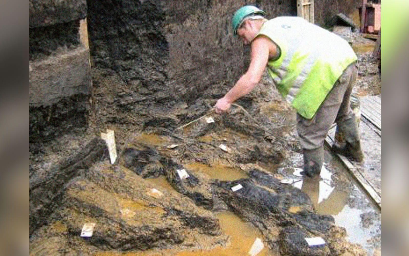<strong>VÄRLDENS ÄLDSTA VÄG</strong> 2009 <a href="”https://www.sciencedaily.com/releases/2009/08/090812104141.htm”" target="”_blank”">grävde</a> arkeologer fram en timmerplattform i Plumstead, London, som har använts för att ta sig fram över en sankmark. Vägen har daterats till 6000 år och ses som ett av de första exemplen på att människan på egen väg försökt påverka och övervinna landskapet.