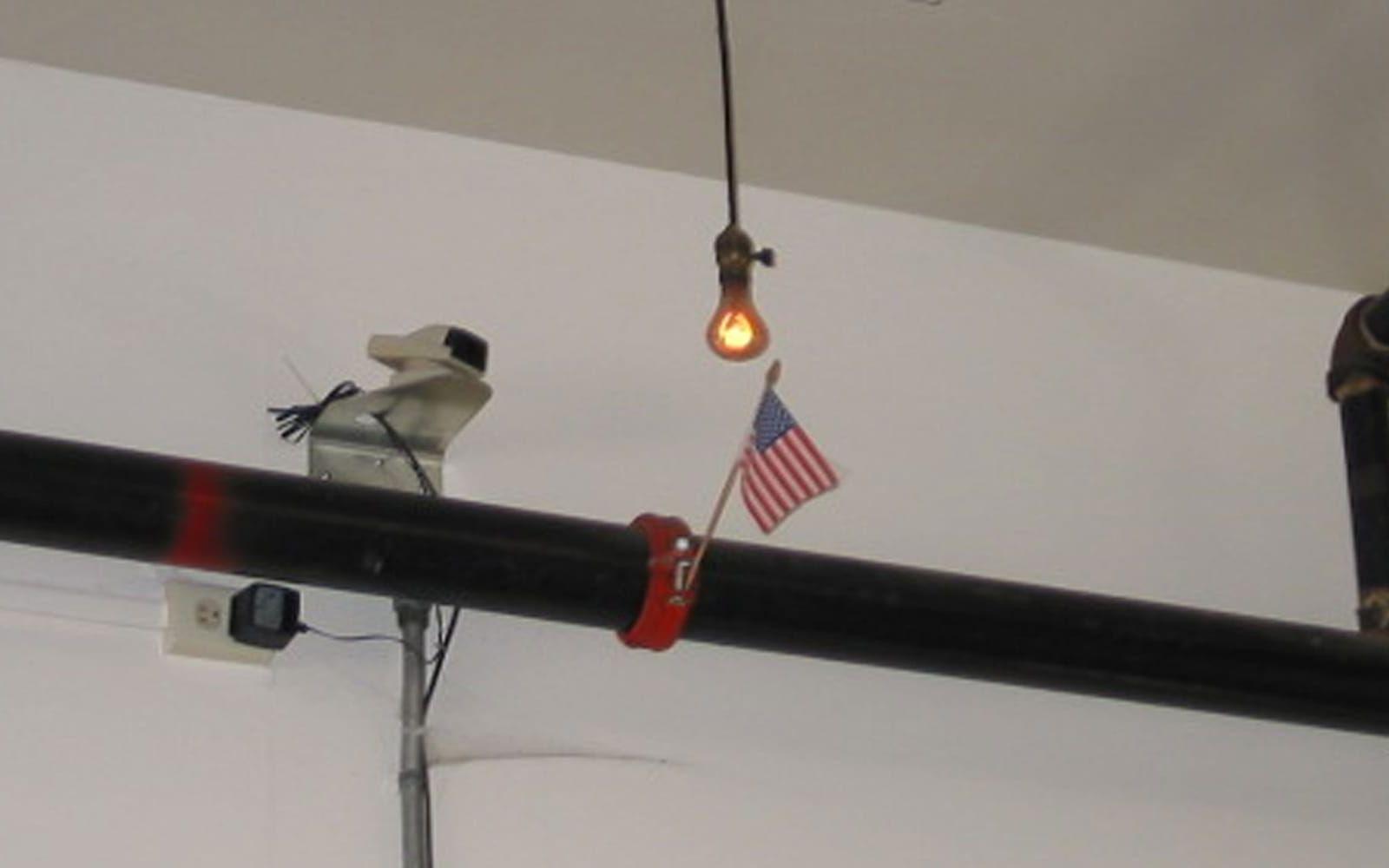 <strong>VÄRLDENS ÄLDSTA GLÖDLAMPA.</strong> Glödlampan som hänger på en brandstation i Livemore, Kalifornien, är den äldsta glödlampan ännu i bruk. Den tros ha hängts upp redan 1901. Den som vill kika på lampan kan göra det via stationens egna <a href="http://www.centennialbulb.org" target="_blank">webkamera</a>. Foto: <a herf="https://www.flickr.com/photos/vomsorb/16444391/in/photostream/">Flickr</a>
