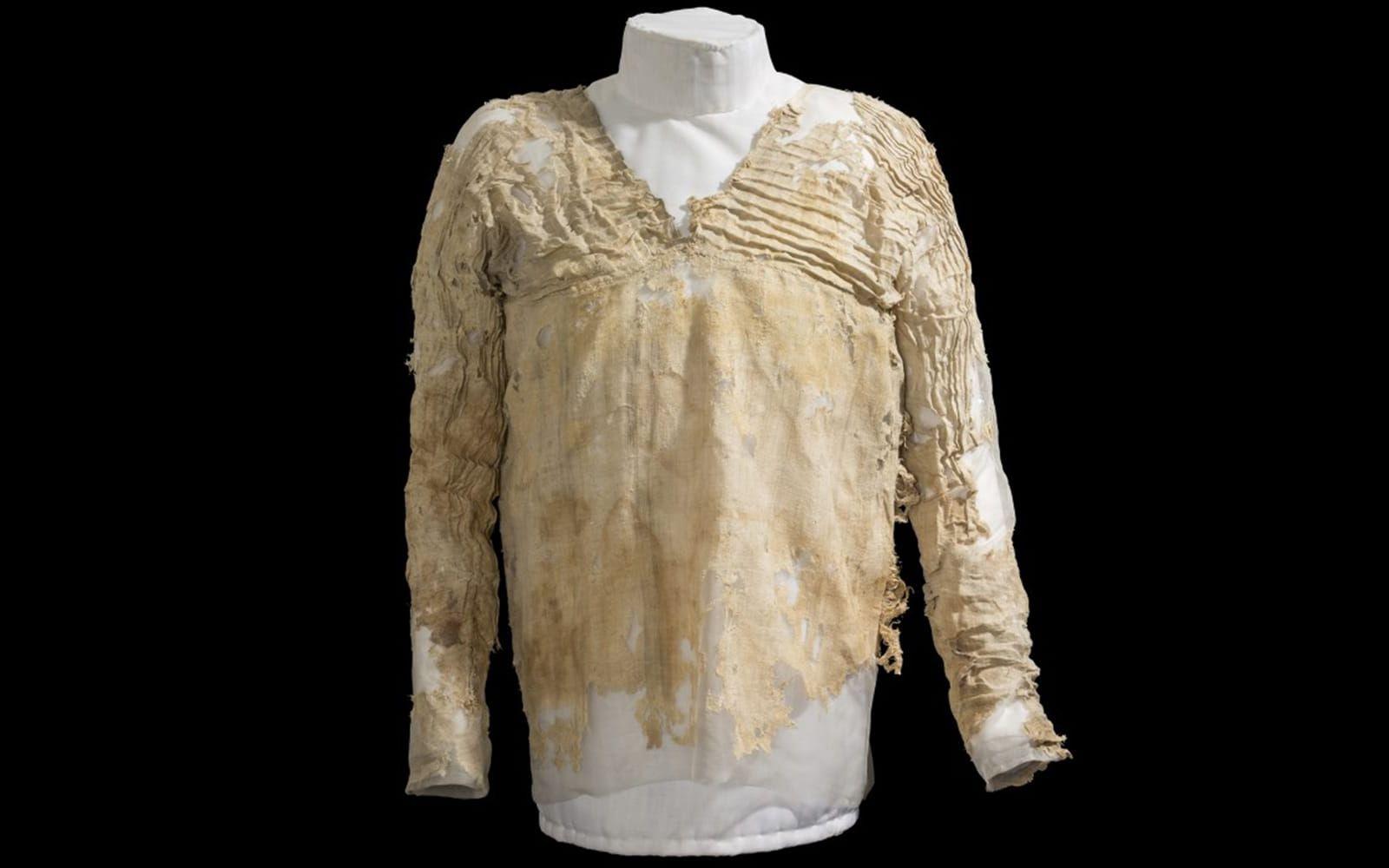 <strong>VÄRLDENS ÄLDSTA KLÄDESPLAGG.</strong> Tarkhan-klänningen är över 5.000 år gammal och tros vara världens äldsta plagg. Plagget är tillverkat i linne och hittades i en utgrävning utanför Kairo 1913.