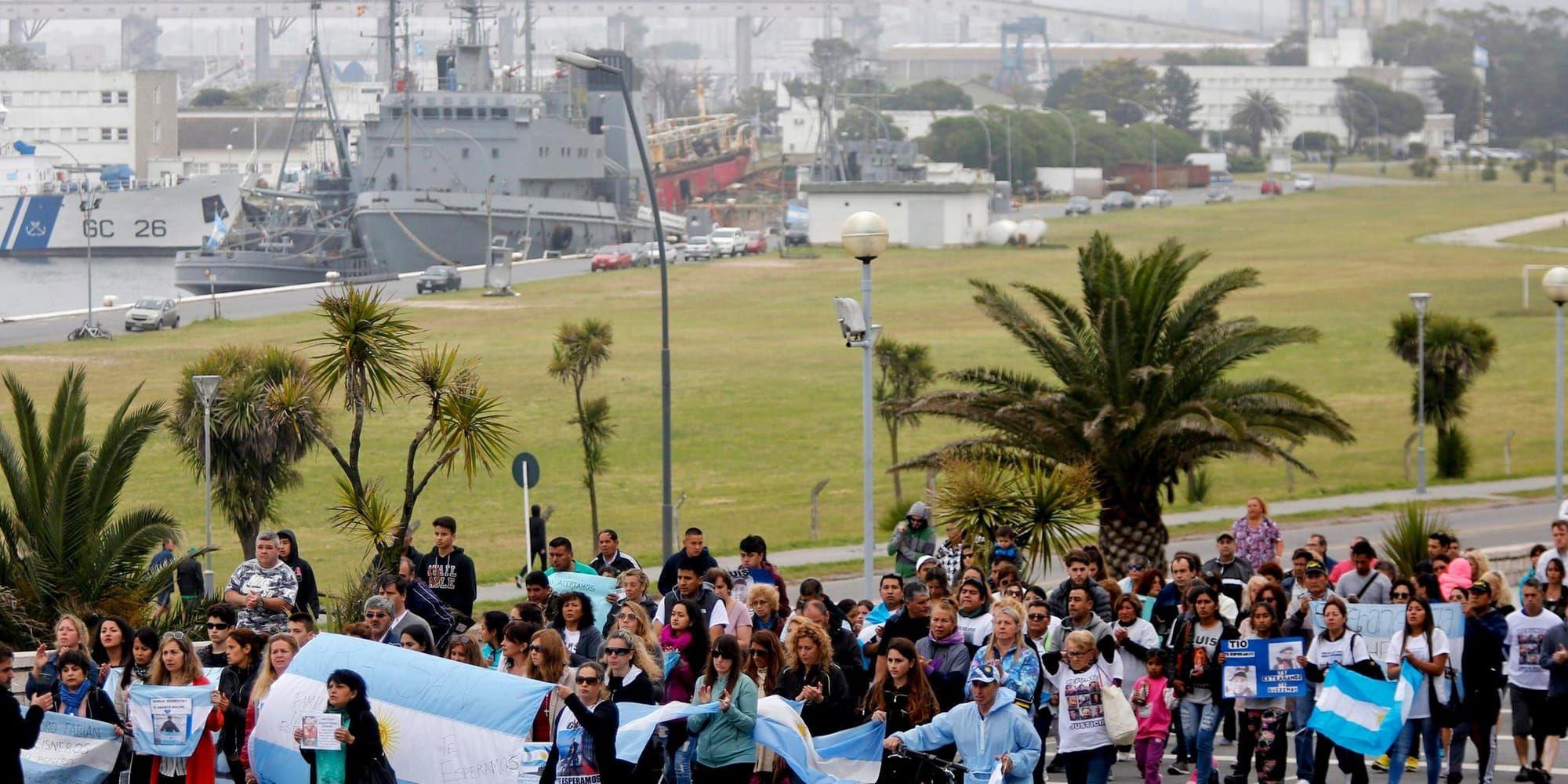 Anhöriga till besättningen marscherar utanför en flottbas i Mar del Plata den 3 december. De anhöriga har varit oeniga med militären om hur sökandet ska utföras. BILD: Vicente Robles, AP, TT