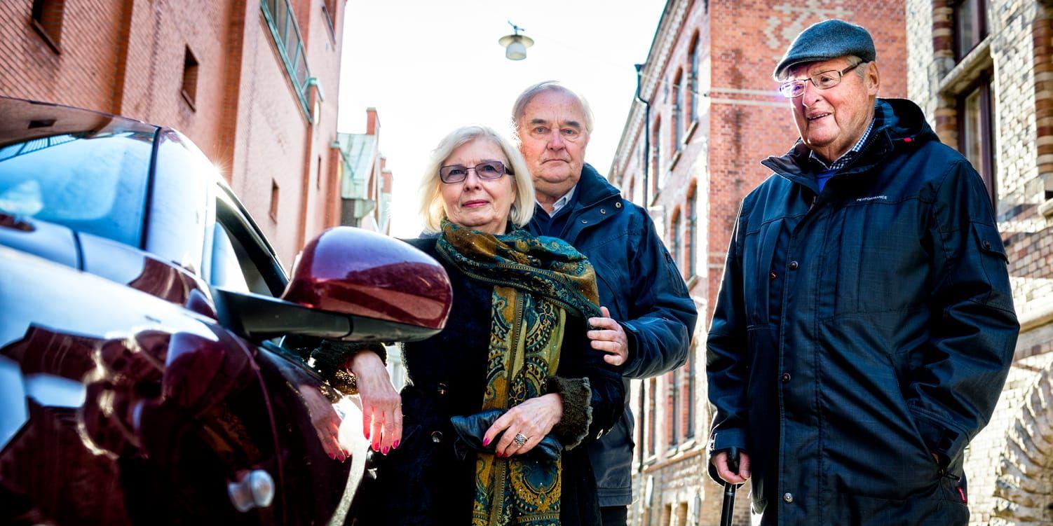 Hjördis Alm på väg mot en biltur under överinseende av Lars-Åke Björk (till vänster) och Leif Selander.