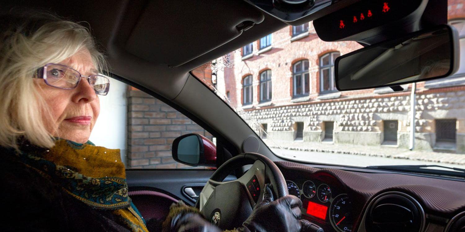 
    Hjördis Alm stortrivs bakom ratten på sin Alfa Romeo. Bild: Nicklas Elmrin
   