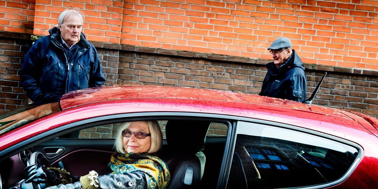 
    Hjördis Alm, 71, tar mer än gärna en tur med sin lilla röda Alfa Romeo. 79-årige Lars-Åke Björk (till vänster) har slutat att köra långa sträckor medan Leif Selander, 85, lagt av med bilkörningen helt och hållet. Bild: Nicklas Elmrin
   