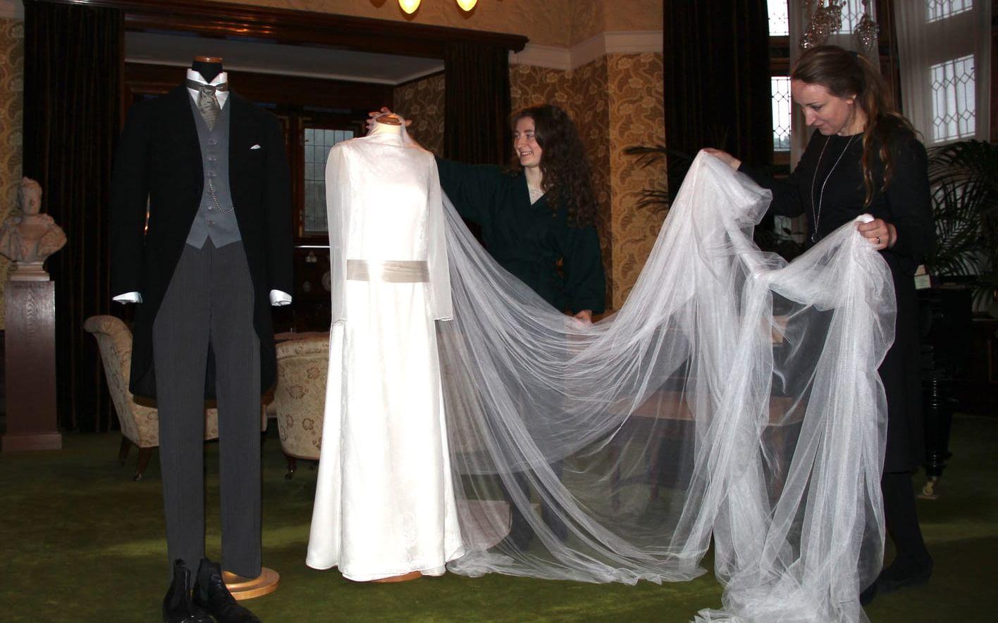 Adelinne Smedberg och Karin Kvicklund visar upp brudklänningen som ska likna den som lady Mary hade på bröllopet med Matthew Crawley. Bild: Lisa Henricson