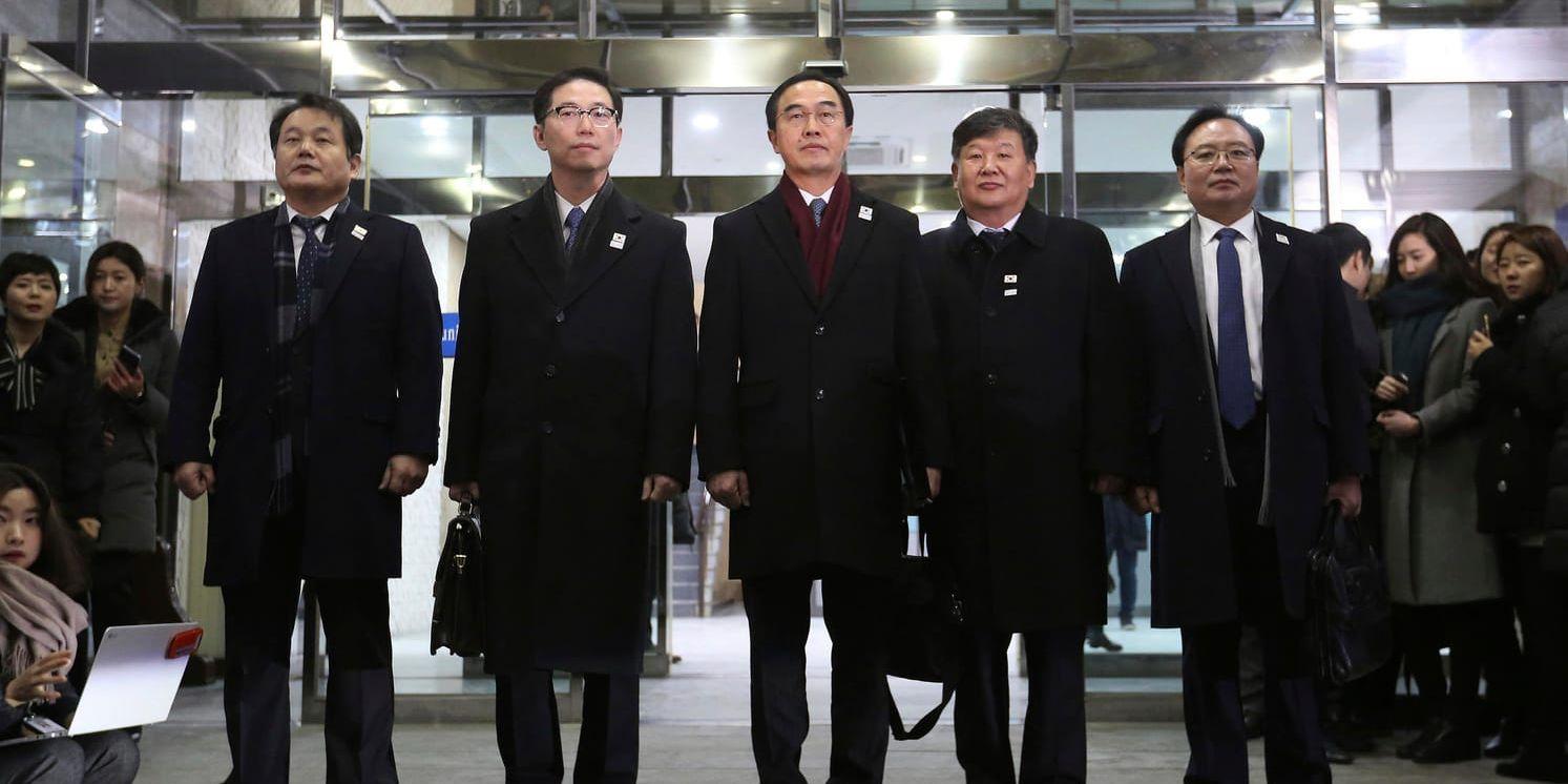 Den sydkoreanska delegationen på väg till mötet.