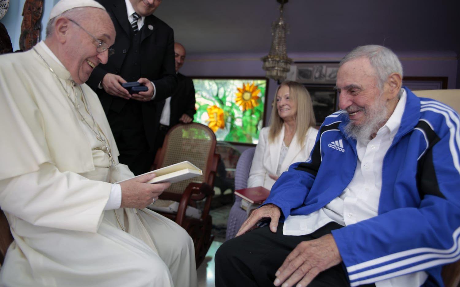 Fidel Castro tillsammans med påven. Bild: TT
