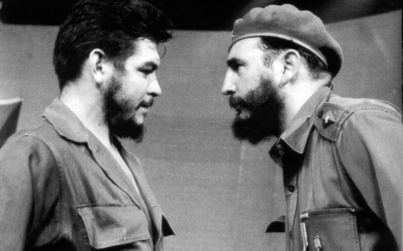 Fidel Castro tillsammans med gerillakommendanten Che Guevara. Bild: TT