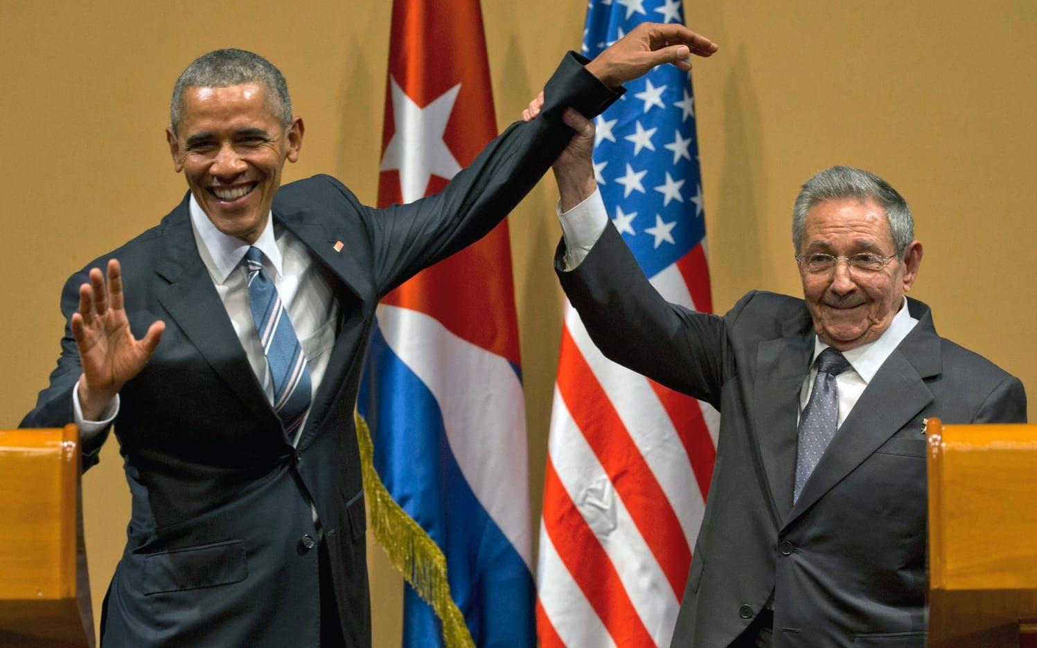 Kubas nuvarande president, och bror till Fidel Castro, Raúl Castro tillsammans med USA:s president Barack Obama. Bild: TT