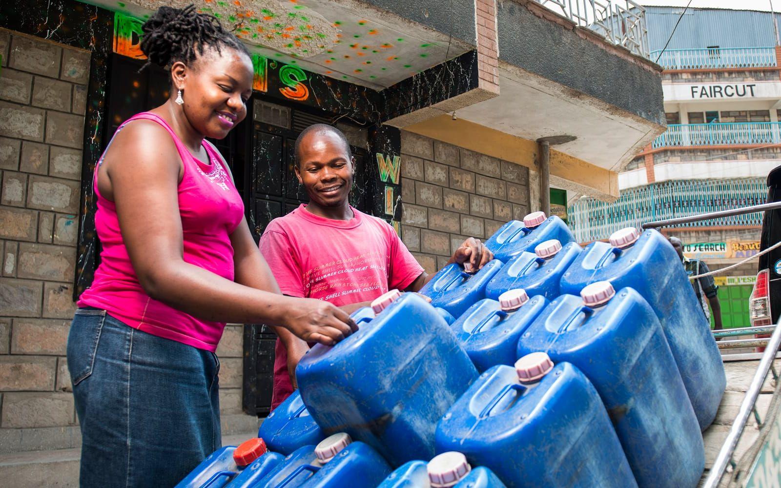 På jakt efter vatten. Rose Komo och Titus Mochama fyller på sina vattendunkar och lastar dem. FOTO: Migwa Nthigah