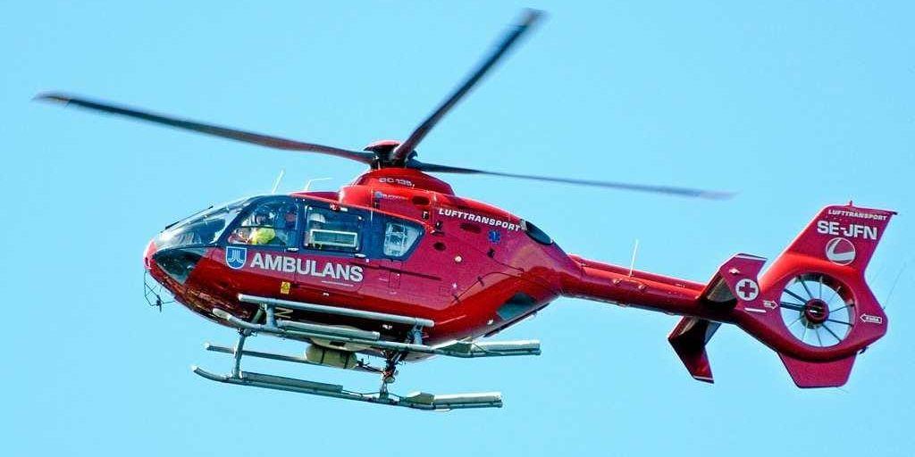 Den skadade kvinnan flögs till sjukhus med ambulanshelikopter, men hennes liv gick inte att rädda.