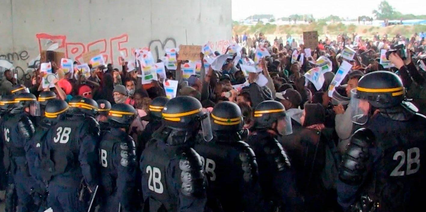 Fransk polis använde tårgas och vattenkanoner mot protesterande migranter och aktivister.