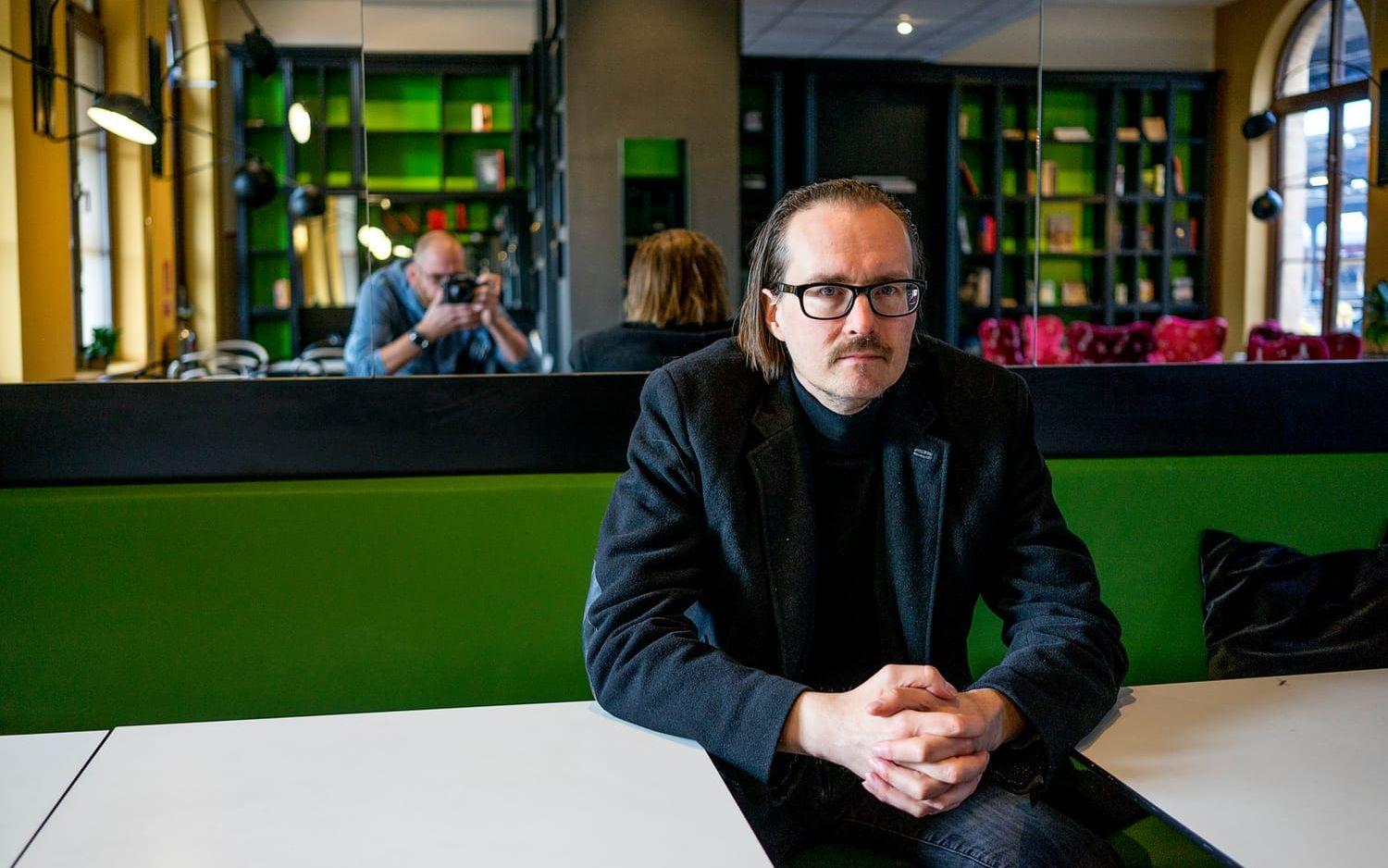 Matti Ollikainen på café. Foto: Adam Ihse.