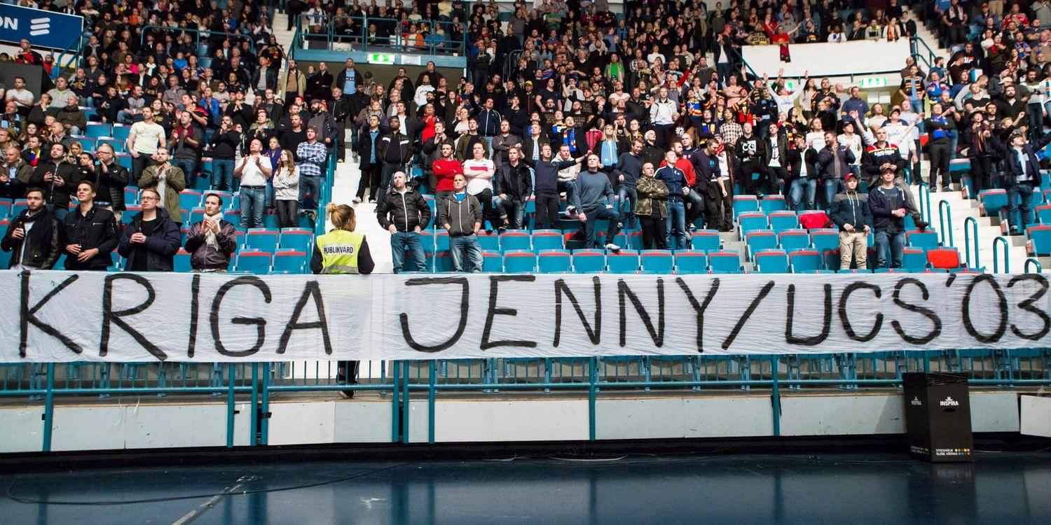 Djurgårdens supportrar med en banderoll som hälsning till  Jenny Silfverstrand.