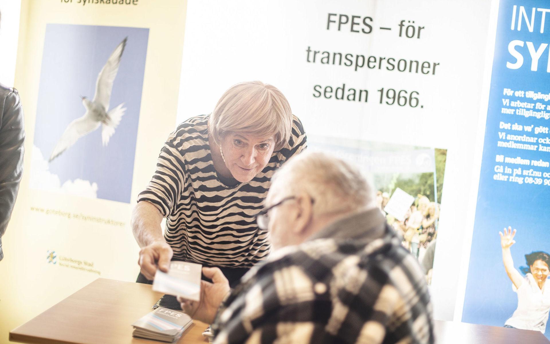 Föreningen för transpersoner, FPES, var en av 25 utställare. Här ger föreningens Angelica Löwdin information-