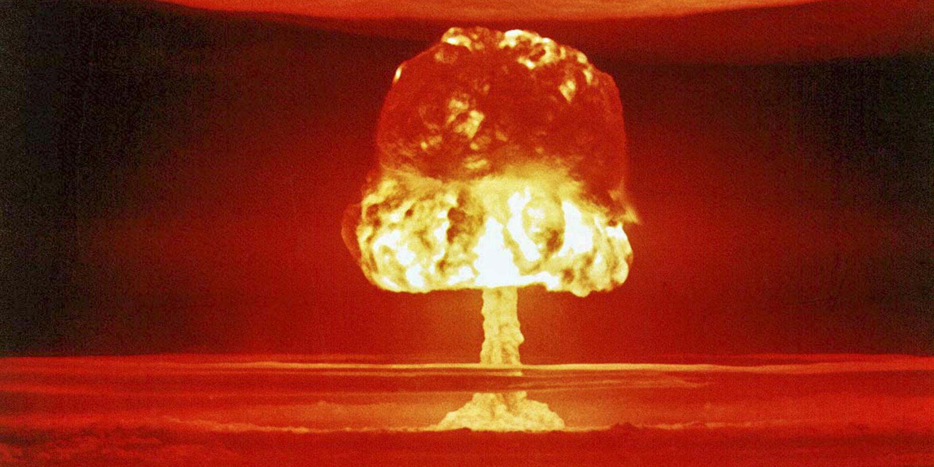 Provsprängning av atombomb på Bikiniatollen.