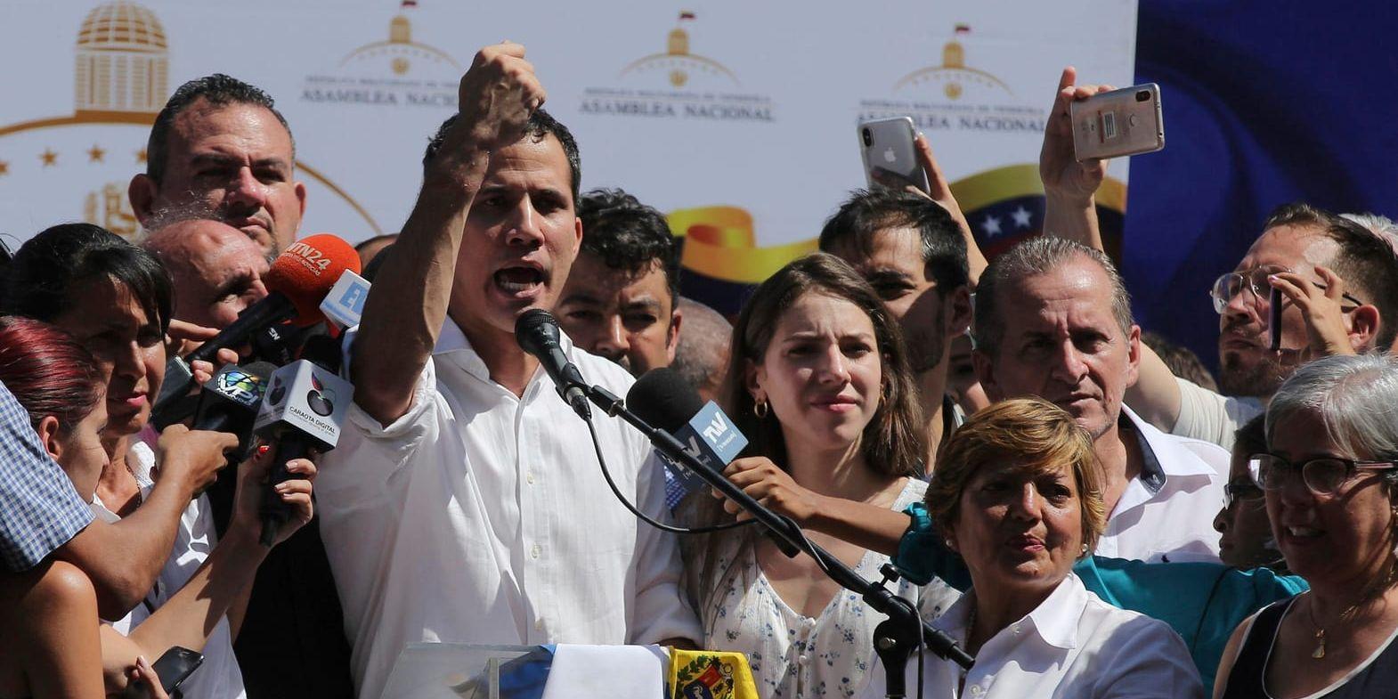 Den venezuelanske oppositionsledaren Juan Guaidó visar upp märken efter handbojor vid ett valmöte i Caraballeda.
