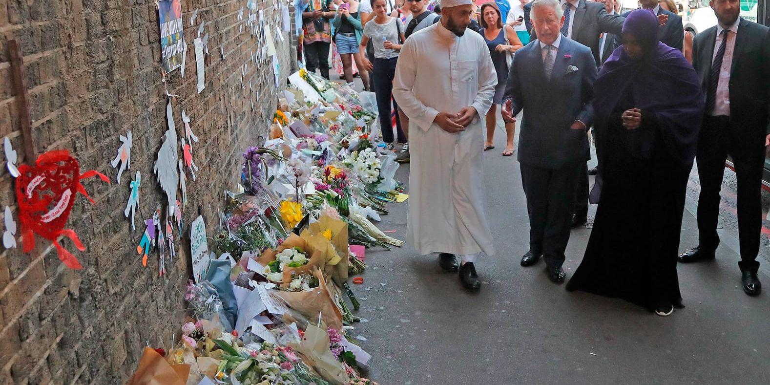 Kronprins Charles pratar med den lokale muslimske ledaren Mohammad Mahmud vid ett besök på attentatsplatsen häromdagen.