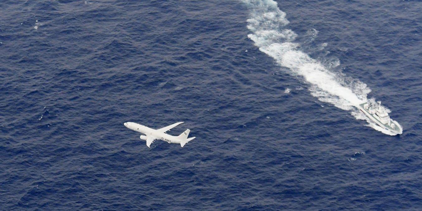 Ett flygplan från den amerikanska marinen och en patrullbåt från den japanska kustbevakningen söker i området där två amerikanska flygplan kraschade.