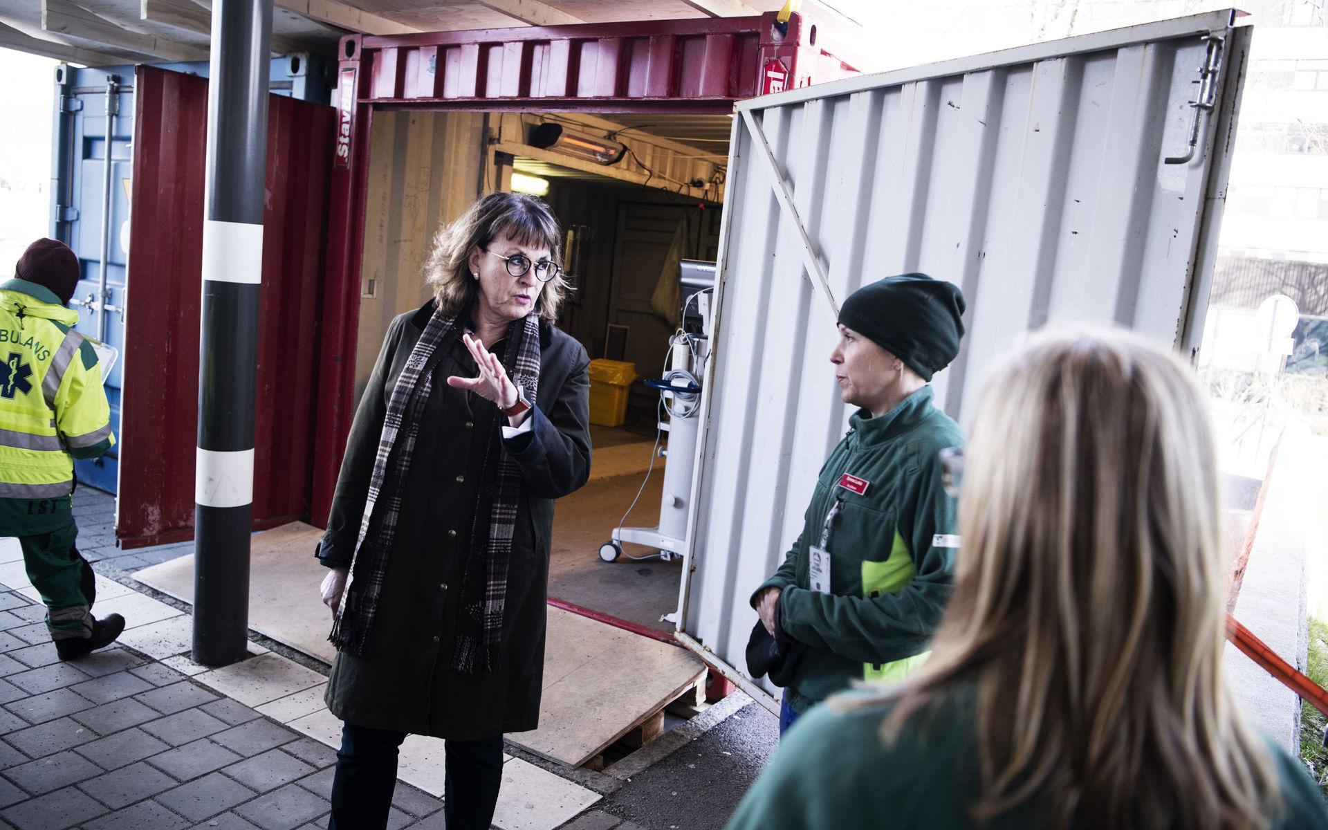 Sahlgrenskas sjukhusdirektör Ann-Marie Wennberg och hennes personal, som står utanför den tillfälliga containermottagningen utanför Östras akut, förbereder sig för ett massutbrott med många svåra sjukdomsfall.