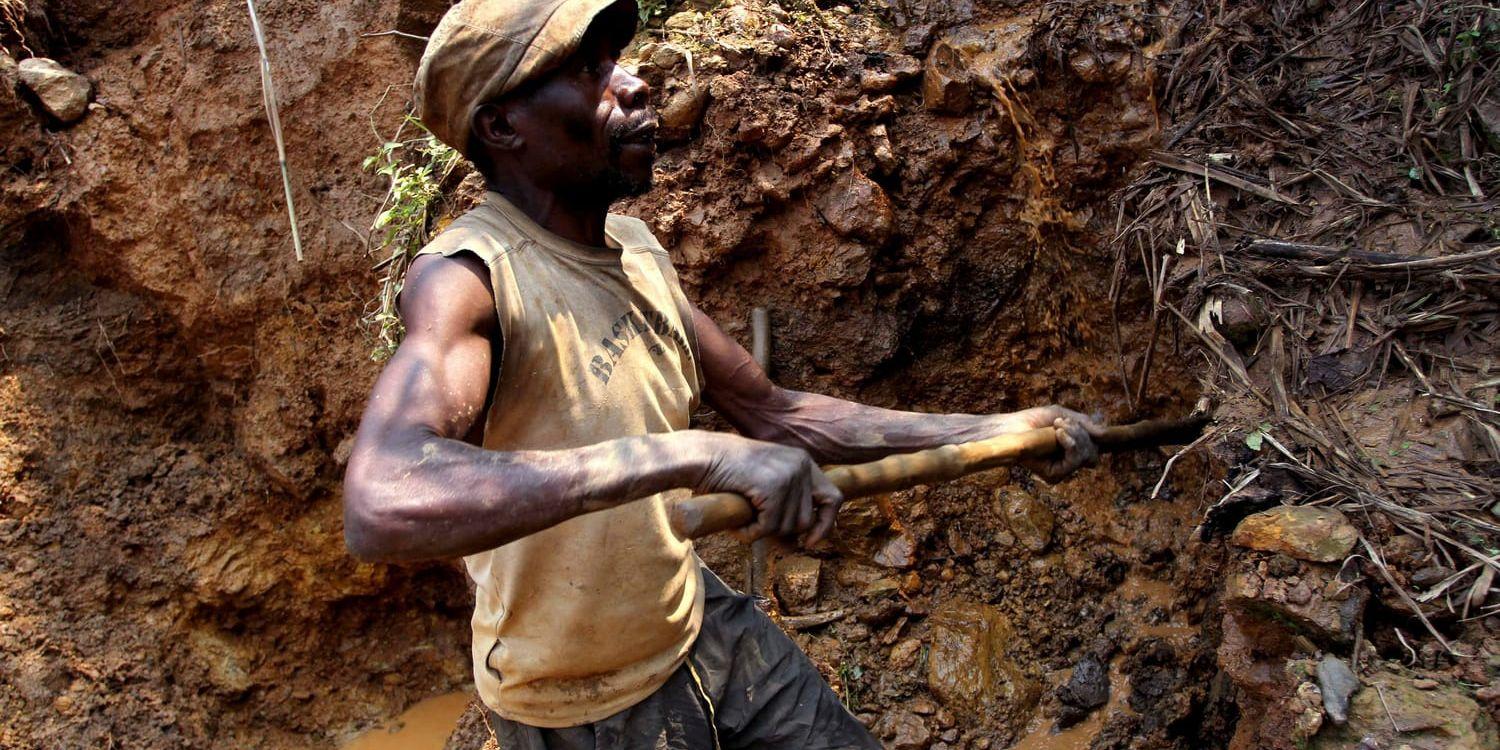 En gruvarbetare i Kongo-Kinshasa. Flera väpnade grupper slåss om de värdefulla mineralfyndigheterna i landets östra delar. Arkivbild.