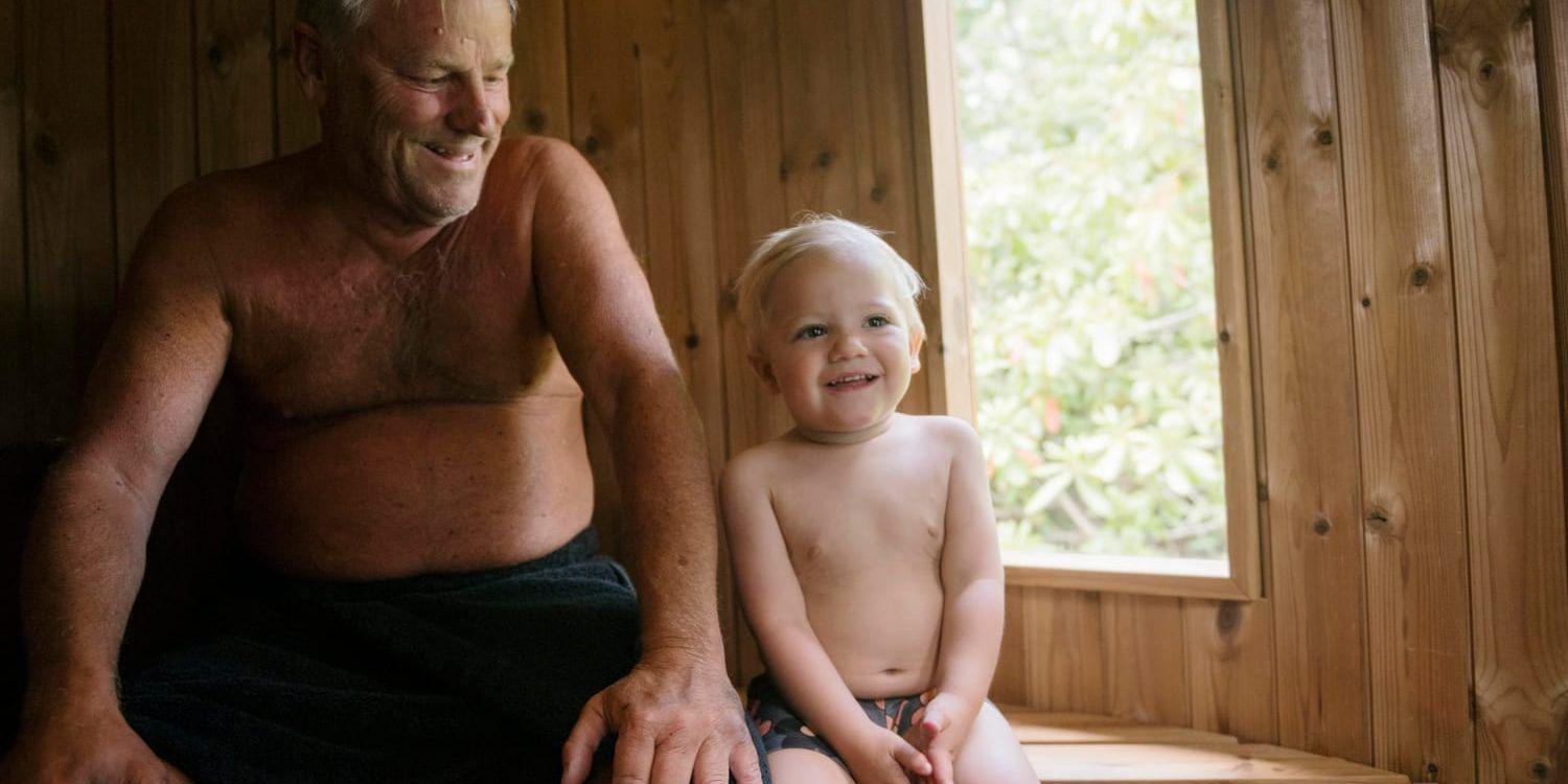 Lars Göran Nilsson badar bastu med barnbarnet Loui Styhr. De har ingenting med artikeln att göra, men kan ändå dra nytta av de positiva hälsoeffekter som en ny finsk studie förknippar med bastubad. Arkivbild.