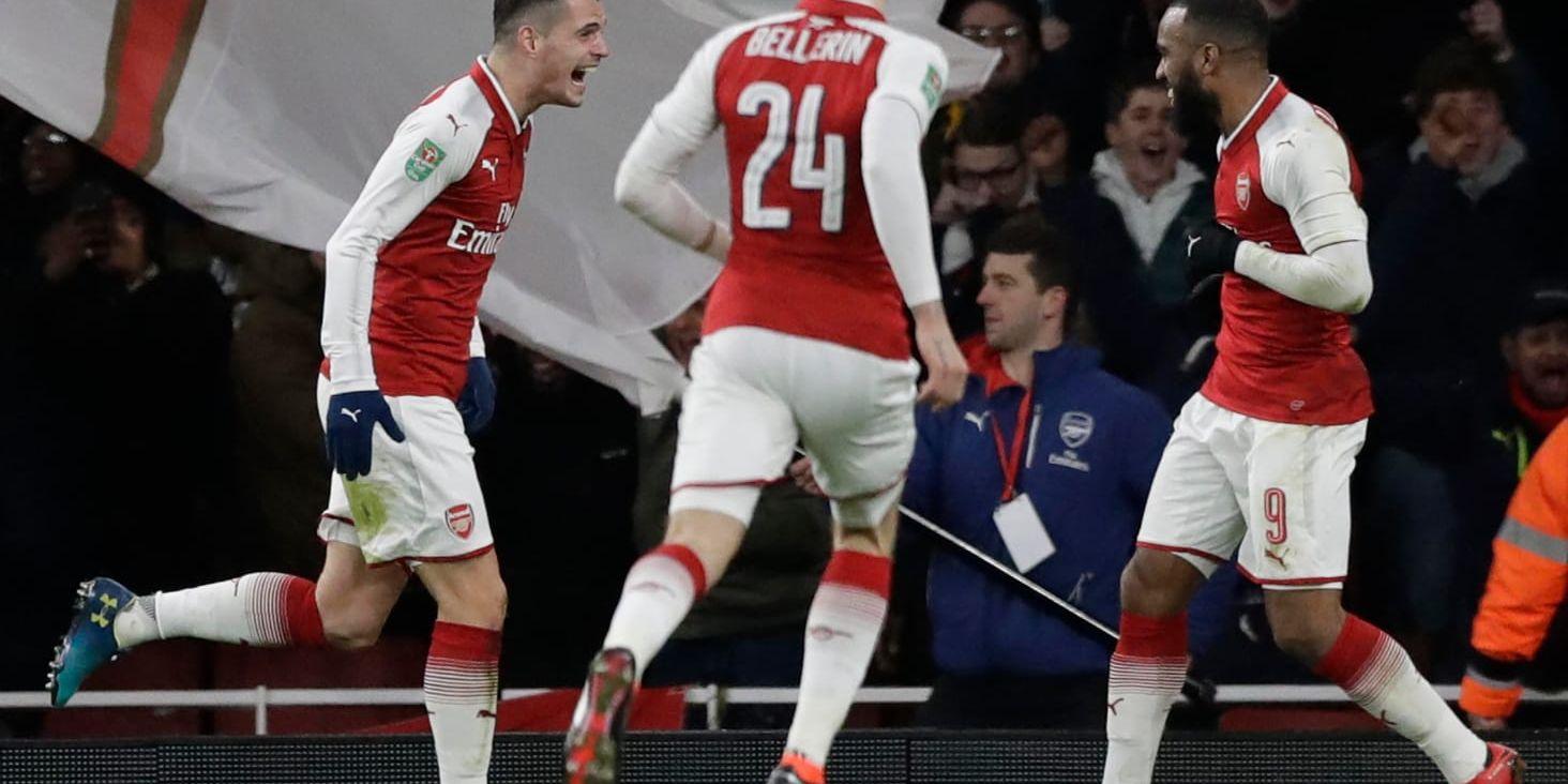 Granit Xhaka, t v, firar sitt 2–1-mål för Arsenal med Hector Bellerin och Alexandre Lacazette.