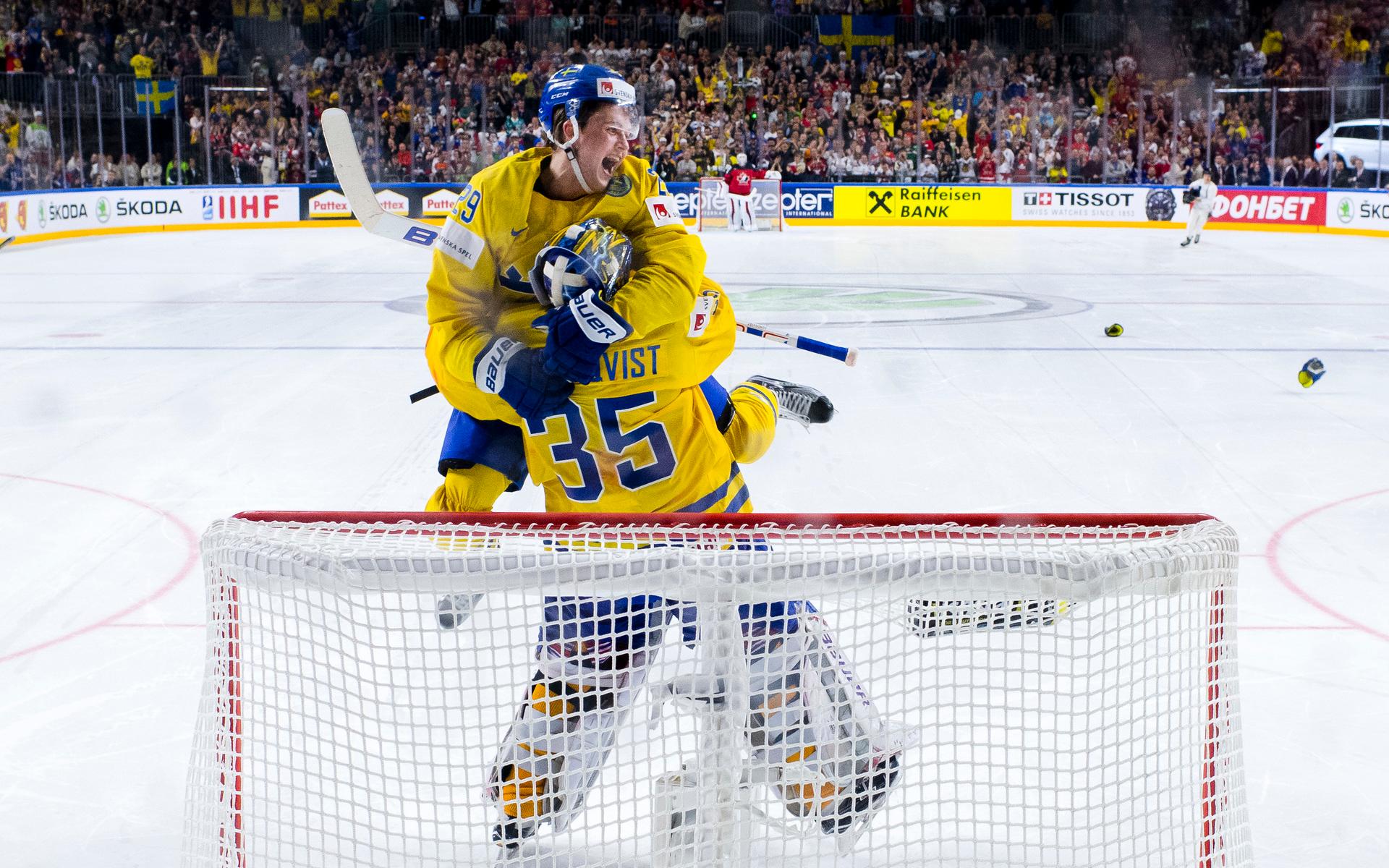 Sveriges målvakt Henrik Lundqvist och William Nylander jublar efter avgörande straffräddningen i finalen mellan Kanada och Sverige på ishockey-VM i Köln år 2017.