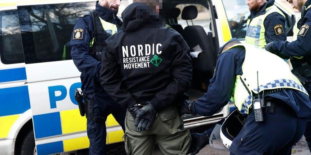 Här omhändertas medlemmar av Nordiska motståndsrörelsen. Bild: Anders Ylander.
