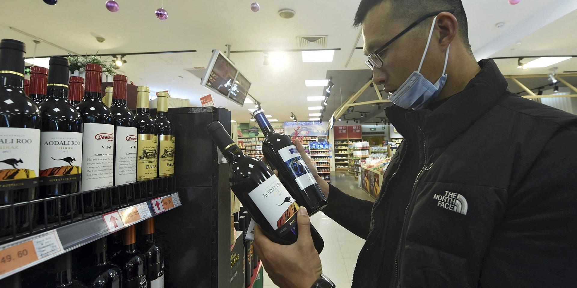 En man i provinsen Zhejiang funderar över vilket australiskt vin han ska köpa. Bild från tidigare i december.