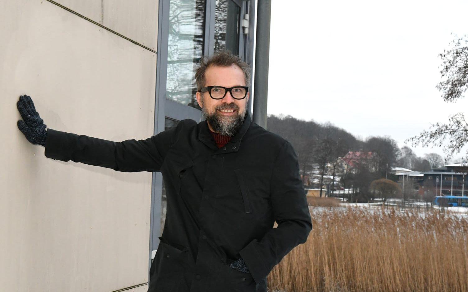 Joakim Albrektson, kulturchef i Härryda kommun, tycker att väggen på idrottshallen i Mölnlycke passar bra för det storskaliga gatukonstprojektet Artscape saga. Bild: Charlotte Gad