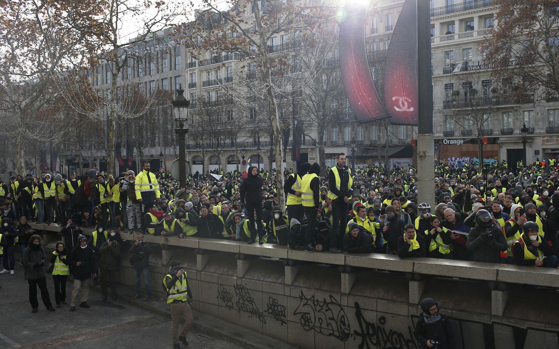 Demonstranter invaderar avenyn vid Champs-Elysees under lördagens protester. 