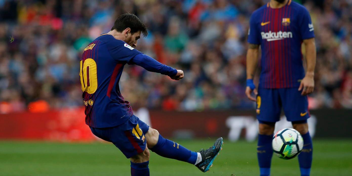Barcelonas Lionel Messi gjorde sitt 600:e mål i karriären när han prickade in en frispark mot Atlético Madrid.