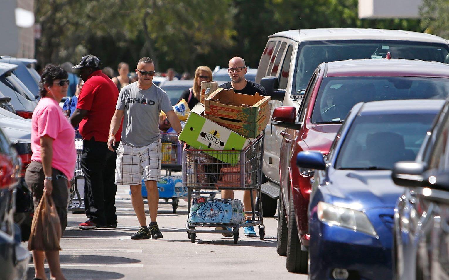 Miamiborna bunkrar upp vatten och matvaror inför orkanen Irmas ankomst. Bild:David Santiago/Miami Herald/TT
