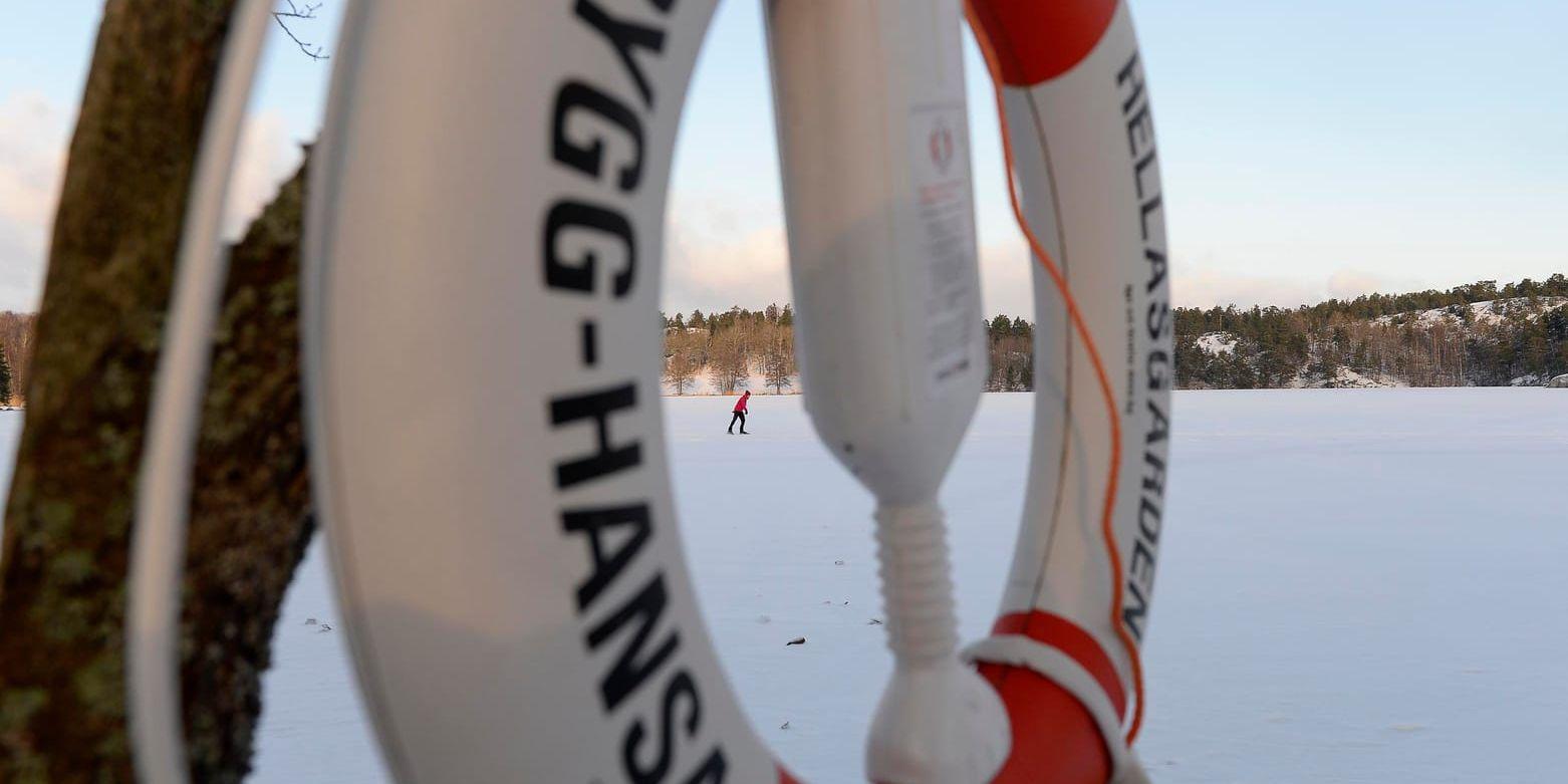 En man har hittats död i en sjö i Hjältevad i Eksjö kommun. Polisen tror att det rör sig om en badolycka. Arkivbild.