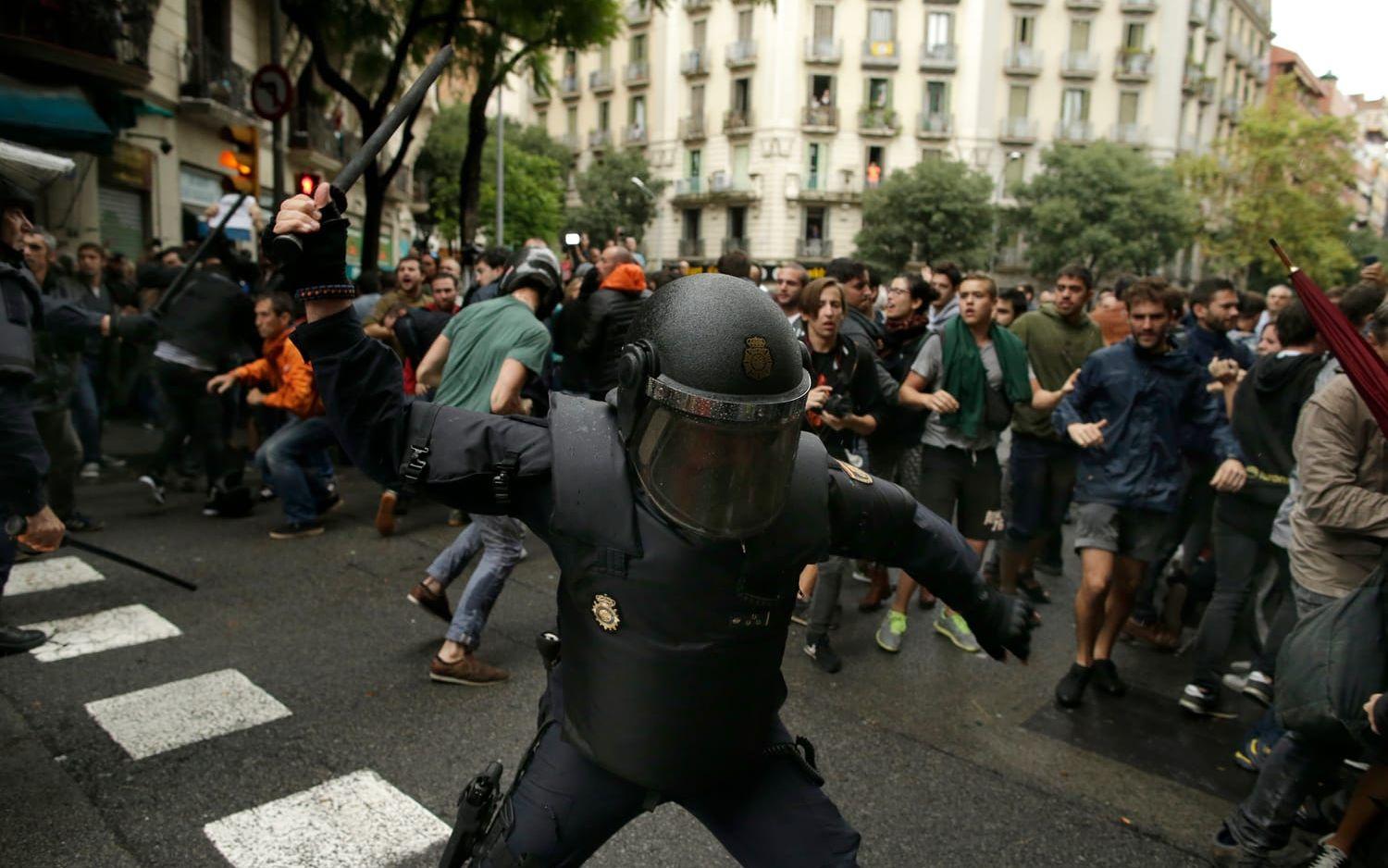 Katalanerna är kritiska till den polisbrutalitet som riktades mot väljare under söndagen. Bild: TT
