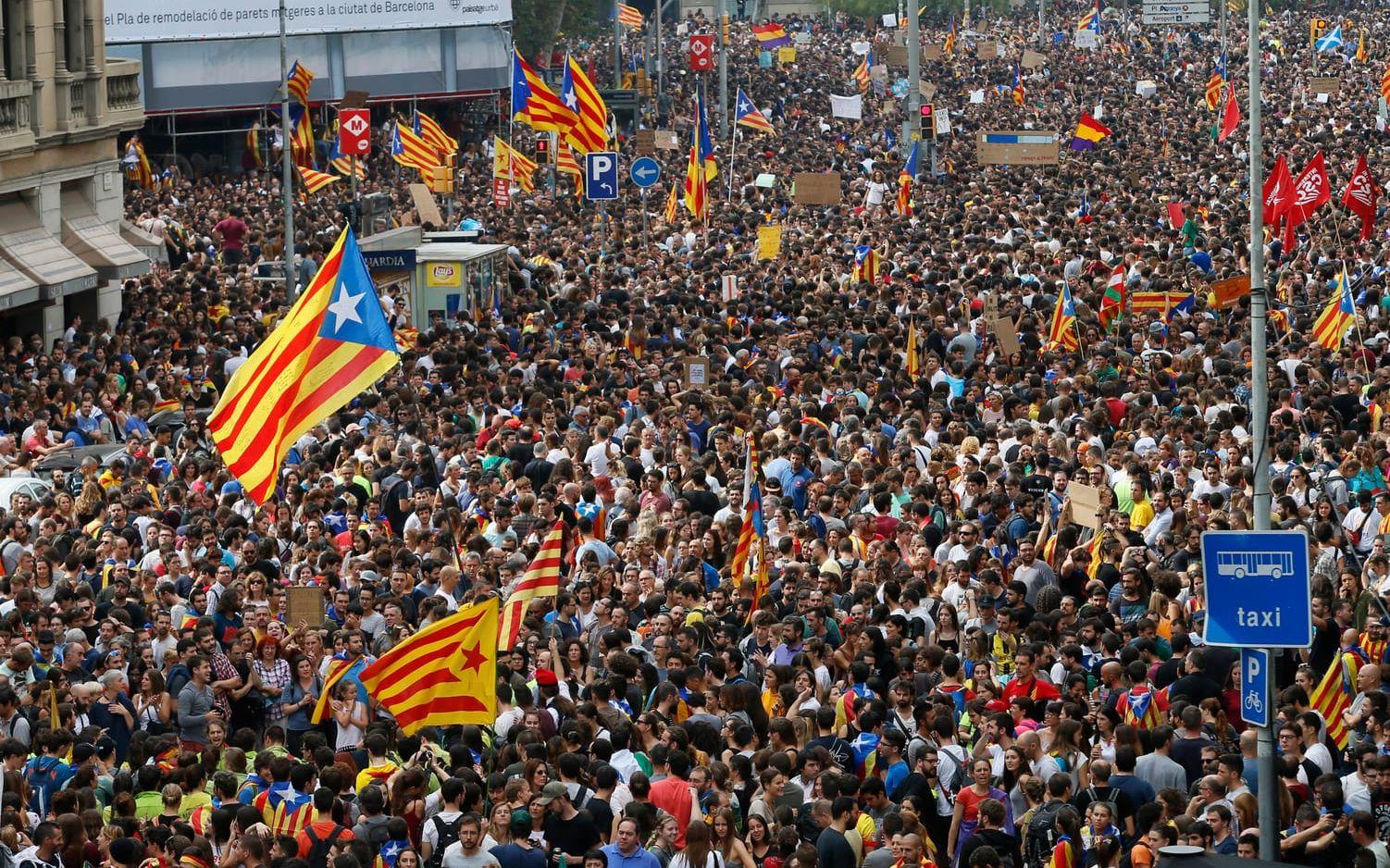 300 000 protesterade i Barcelona mot polisbrutalitet och för självständighet. Bild: AP