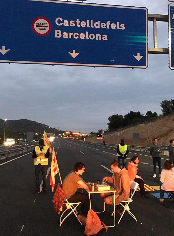 Katalanerna hyllar protester med humor, som att spela schack på motorvägarna. Bild: Läsarbild
